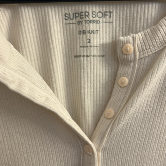 Torrid Cream Lace Sleeve Top.NWOT,Size 2. Fantastic condition. - Picture 2 of 3